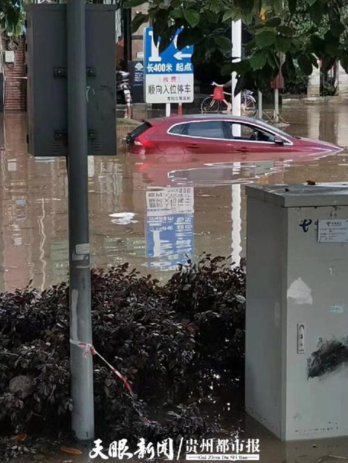 行動(dòng) 貴陽珠江路被水淹,沖鋒舟轉(zhuǎn)移被困群眾